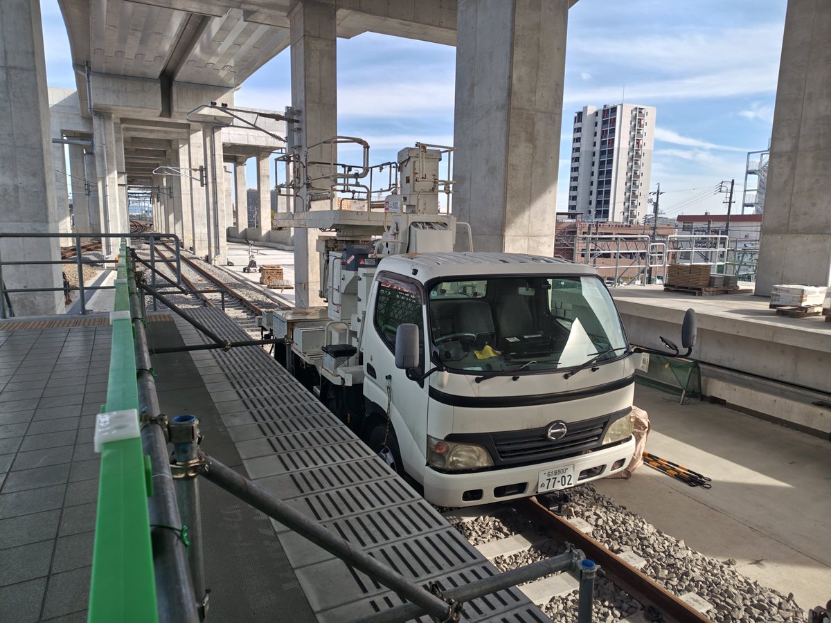 acktybf24's tweet photo. 知立駅の高架工事で軌陸車トラックが線路上に。こういうのをマジマジと見たい方は是非() https://t.co/EH025W3A6o