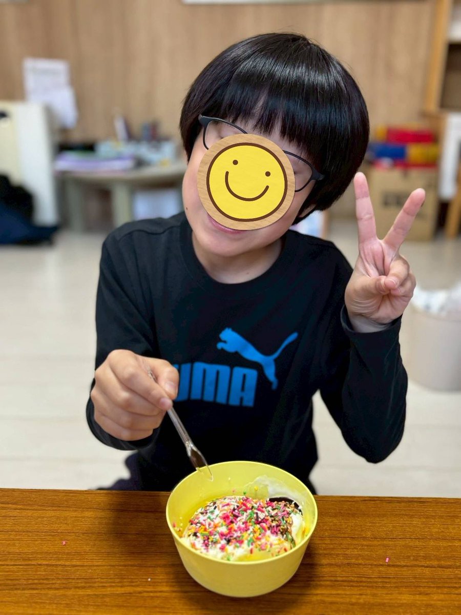 firstdream_04's tweet photo. ⭐️西小松川教室⭐️
2026.4.12(日) 
『アイスクリームの歴史』🍨
みんなでアイスクリームの歴史についてクイズ形式で学びました！ユニークな答えも出て盛り上がり、最後は実際にアイスを食べて文化に触れました😊

▽ファーストシーンドリームの詳細はこちら！
https://t.co/ulHT0DkIlx

#放デイ #文化 https://t.co/w92jGtAJgJ