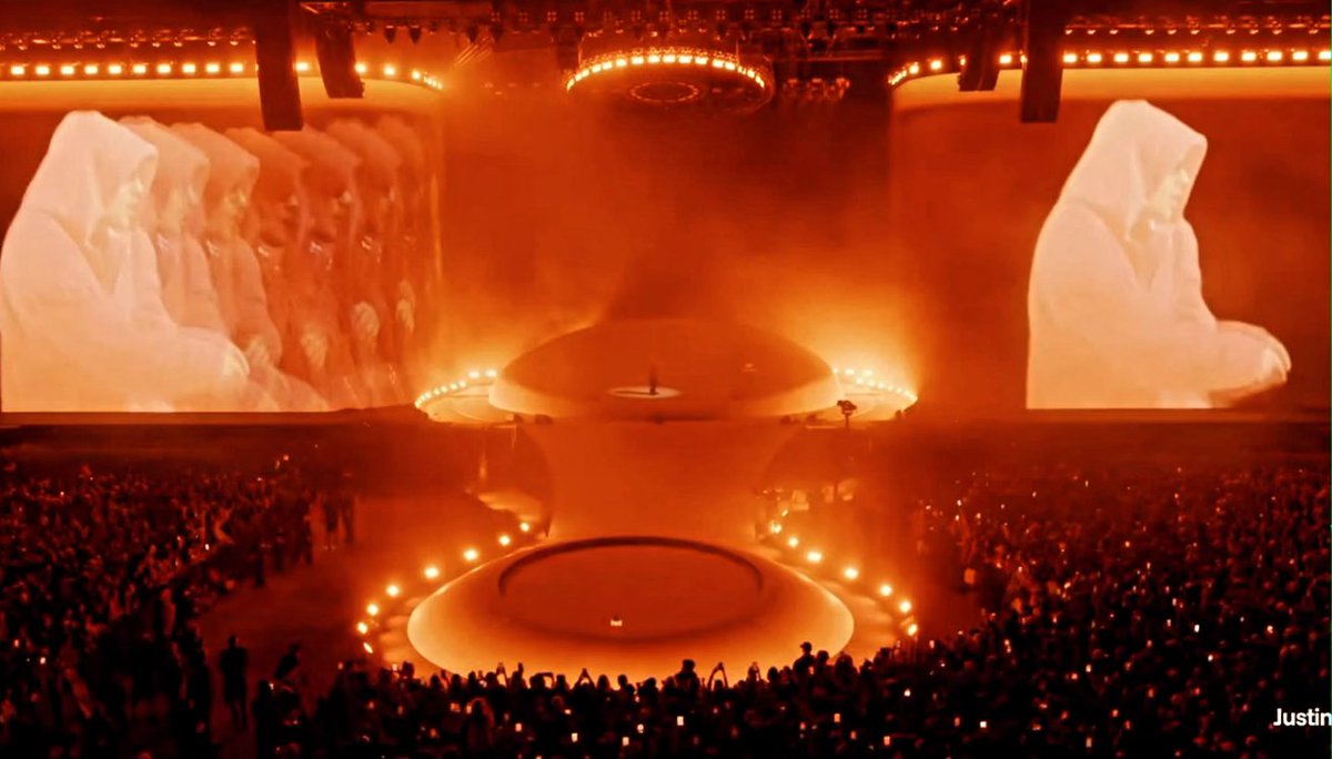 Justin Bieber draws a massive, tightly packed crowd at Coachella.