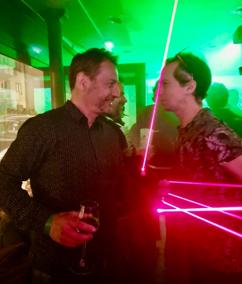 LaurentQueige's tweet image. Là où se rencontrent deux #burners, jaillit un éclair de #laser 🎉

#BurningMan #VTPMU #BLDG