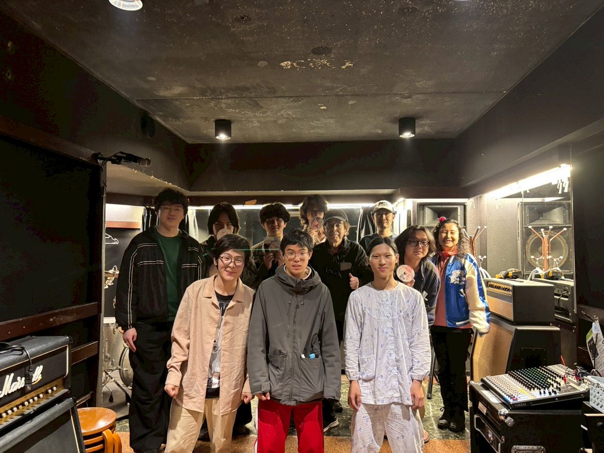 4/10(金) 秋葉原スタジオグッドマン304st 
にんまり 　　　
突然段ボール　　　
土b
ライブ後の記念撮影です。