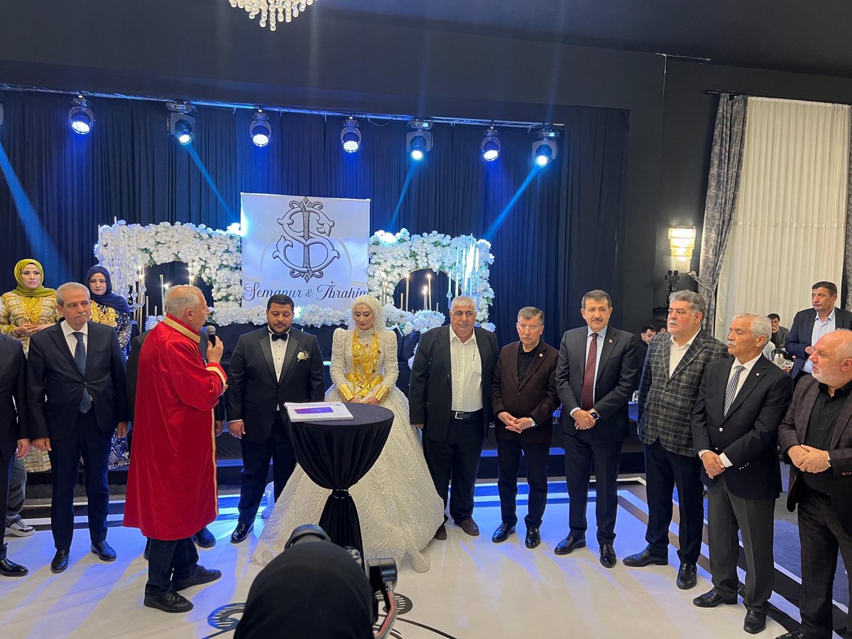 MehmetEkinci63's tweet photo. Şanlıurfamızın değerli ailelerinden İlhan ve Çiçek ailelerinin evlatları Semanur Hanımefendi ile İbrahim Melik Bey’in düğün merasimlerine katılarak, ömür boyu sürecek beraberliklerine şahitlik ettik. Kirveliğini yapmaktan onur duyduğumuz bu güzel birlikteliğin her iki aile için de hayırlı olmasını temenni ediyorum. Rabbim genç çiftimize huzur ve saadet dolu bir ömür nasip eylesin.