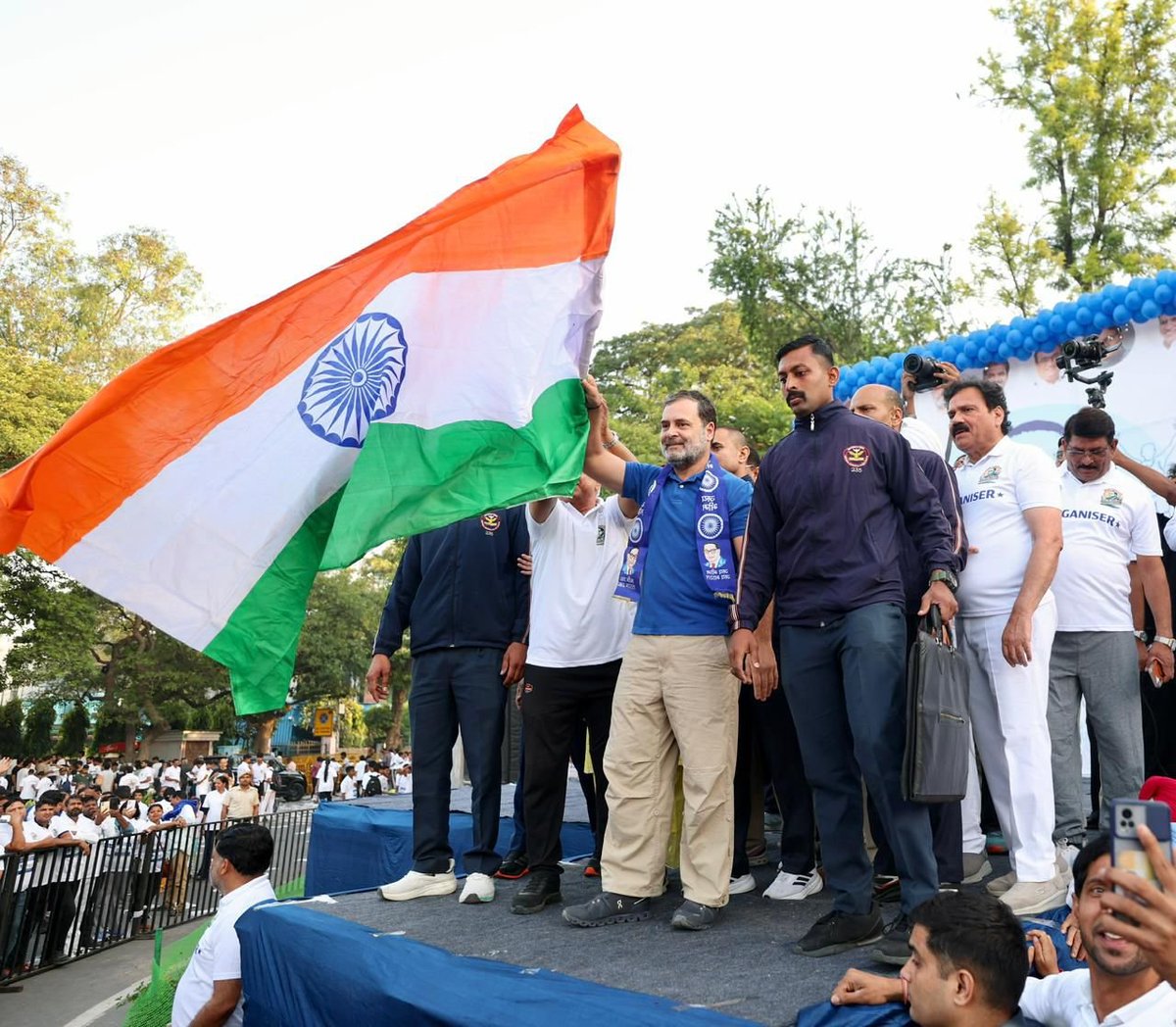 RawatLaxman_INC's tweet photo. जननायक @RahulGandhi जी ने झंडा दिखाकर #RunForAmbedkar - #RunForConstitution मैराथन का आगाज़ किया।
यह दौड़ केवल शारीरिक स्फूर्ति के लिए नहीं, बल्कि बाबा साहेब के समानता के संदेश को घर-घर पहुँचाने और हमारे संविधान की रक्षा के संकल्प का प्रतीक है।
#ConstitutionFirst
#JaiBhim https://t.co/UEGuh2WWGq