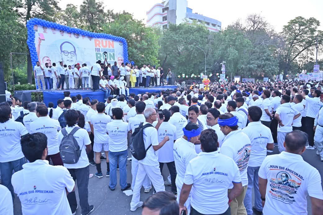 RawatLaxman_INC's tweet photo. जननायक @RahulGandhi जी ने झंडा दिखाकर #RunForAmbedkar - #RunForConstitution मैराथन का आगाज़ किया।
यह दौड़ केवल शारीरिक स्फूर्ति के लिए नहीं, बल्कि बाबा साहेब के समानता के संदेश को घर-घर पहुँचाने और हमारे संविधान की रक्षा के संकल्प का प्रतीक है।
#ConstitutionFirst
#JaiBhim https://t.co/UEGuh2WWGq