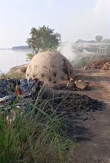 bstvlive's tweet image. रायबरेली : गंगा किनारे अवैध कोयला भट्टियां

➡डलमऊ में अवैध भट्टियां संचालित
➡वन विभाग की भूमिका पर उठे सवाल
➡धुआं और प्रदूषण से हालात चिंताजनक

#Raebareli #Illegal #Pollution @raebarelipolice @dmraebareli