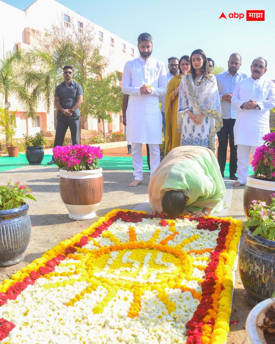 abpmajhatv's tweet image. बारामती विधानसभा पोटनिवडणुकीचा प्रचार सुरु करण्याआधी सुनेत्रा पवारांनी अजित पवारांच्या स्मृतिस्थळावर पुष्पांजली अर्पण केली.

#AjitPawar #sunetrapawar #BaramatiNews #ByElection #MarathiNews