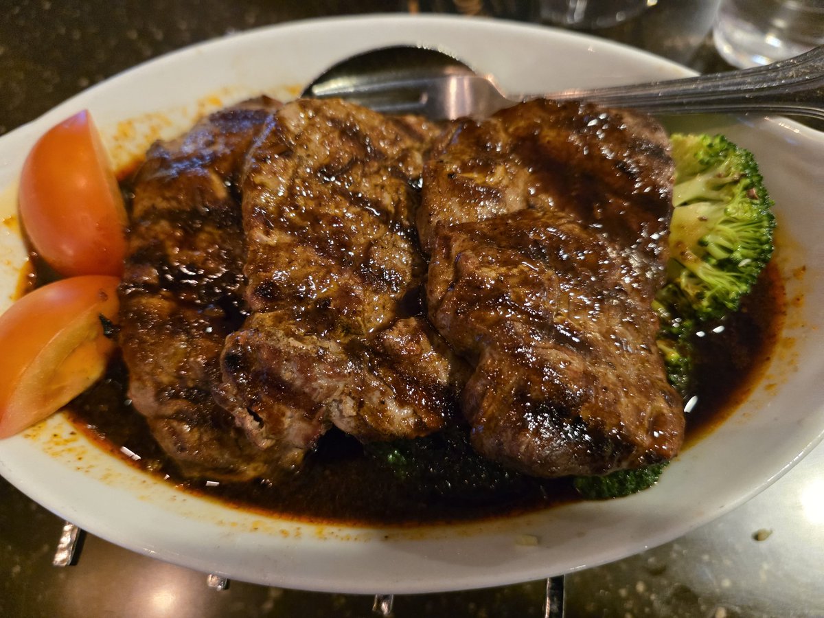 PeterSynnermark's tweet photo. Jag var på China restaurang i Kalmar igår.
Till huvudrätt: Kolgrillad oxfilé med aromatisk het sås.
Sjukt stor portion. 3 st stora oxfilé bitar.
Fantastiskt gott! https://t.co/lpqABLyM7m