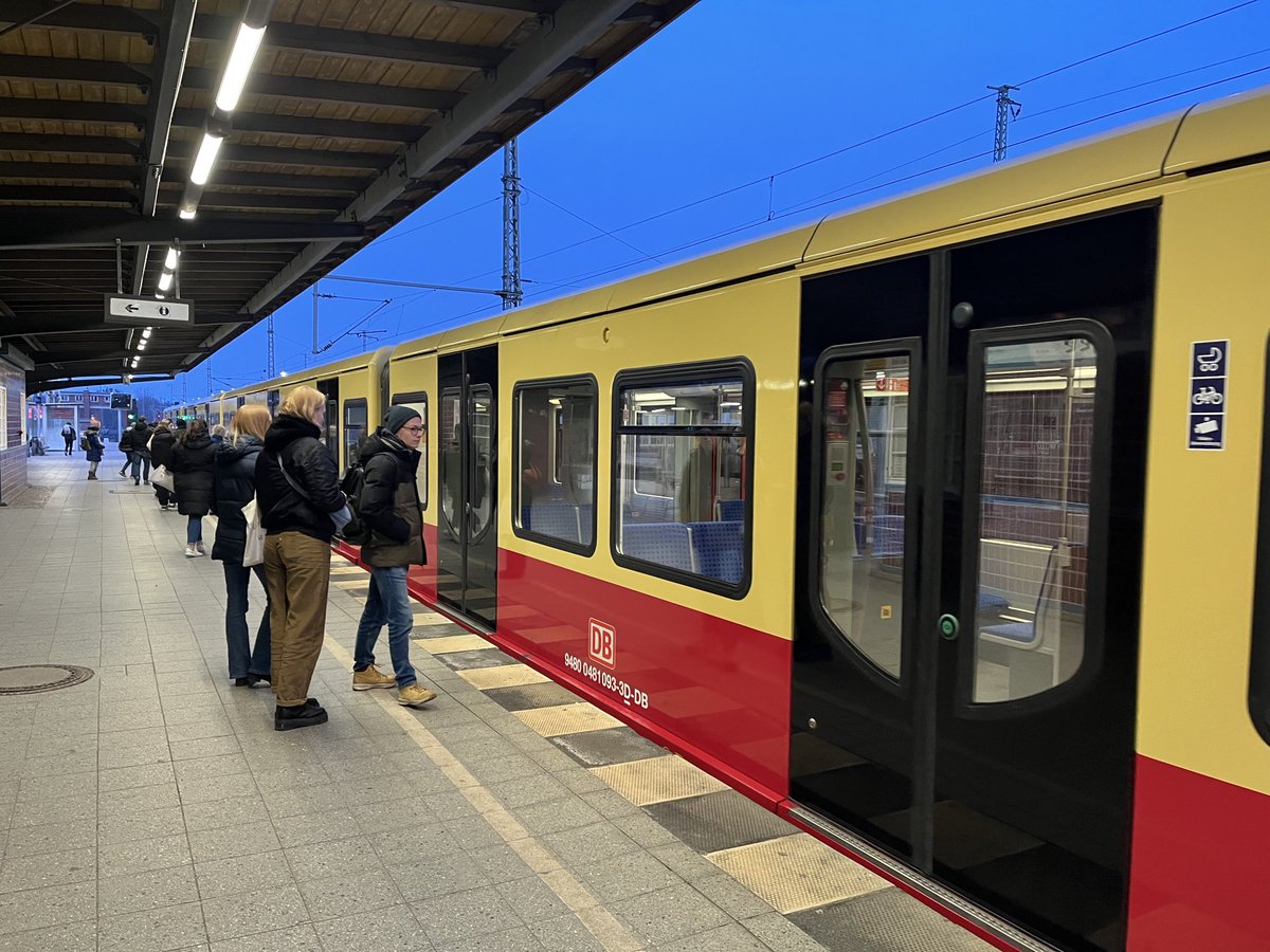 pneumannberlin's tweet image. Es kommt mehrmals pro Monat vor: In #Berlin kapern junge Männer S-Bahnen. Zu sehen idt, wie Berlin hinter der Führerstandstür vorbeizieht, wie jemand am Fahrpult Milchmix und Schokocroissant frühstückt.
#DB #Bahn #S1 #Wannsee #Nikolassee #Humboldthain 

berliner-zeitung.de/mensch-metropo…