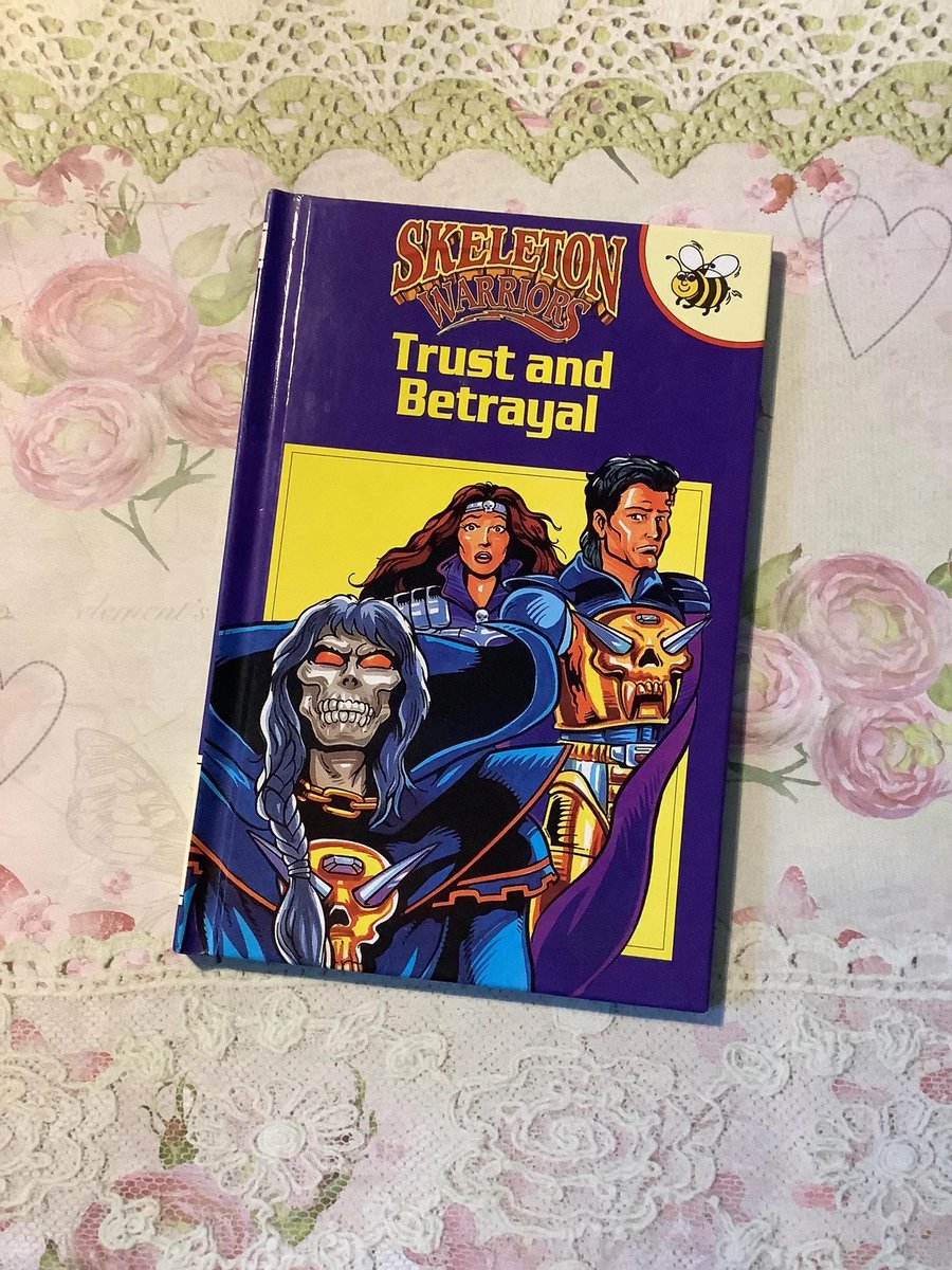 WatsonsVintage's tweet image. NEW LISTING - A Fun, Nostalgic #giftidea for a #SkeletonWarriors Fan. RARE Vintage 1995 Skeleton Warriors - Trust and Betrayal Book in Hardback - No 1 in Buzz Book Series - Birth Year Gift etsy.me/420ScDs via @Etsy #VintageBooks #ChildrensBooks #1995Gift #AmericanTV