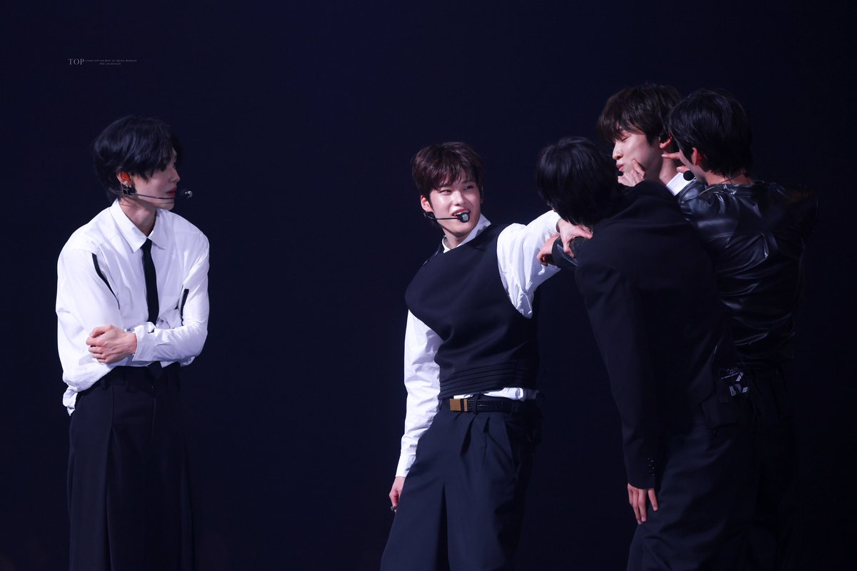TOP_RIIZE's tweet photo. 260411 The performance - DAY2

BLACK RIIZE 🖤🎬🎤

#RIIZE #라이즈 https://t.co/94N58q8ca6
