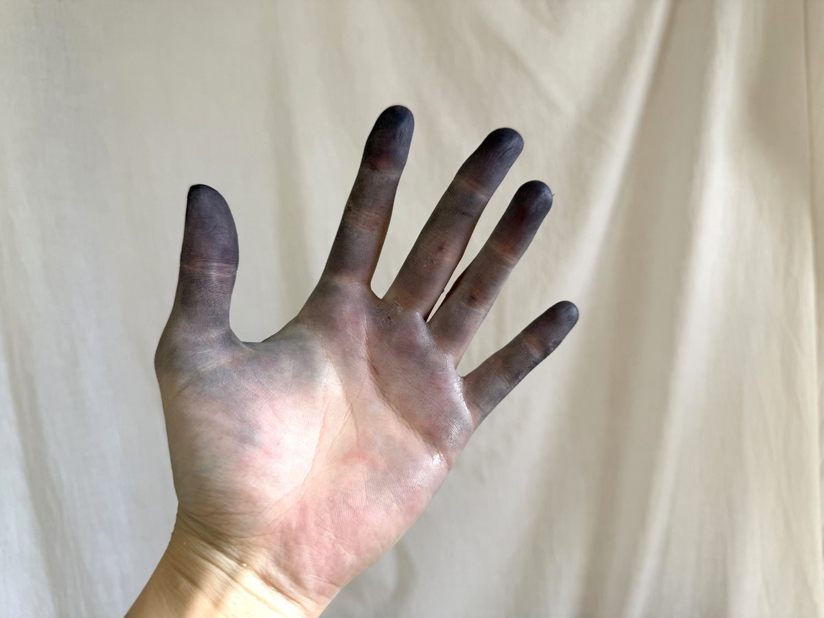 なんも考えずに素手で染物初めてしまって、明日から社会で過ごすのにやばい手になってしまった😇