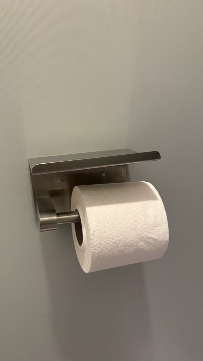 MaferOrtega's tweet photo. Le quiero dar un beso a la persona que se le haya ocurrido instalar esto en el baño del antro https://t.co/ddHGRkJtwE