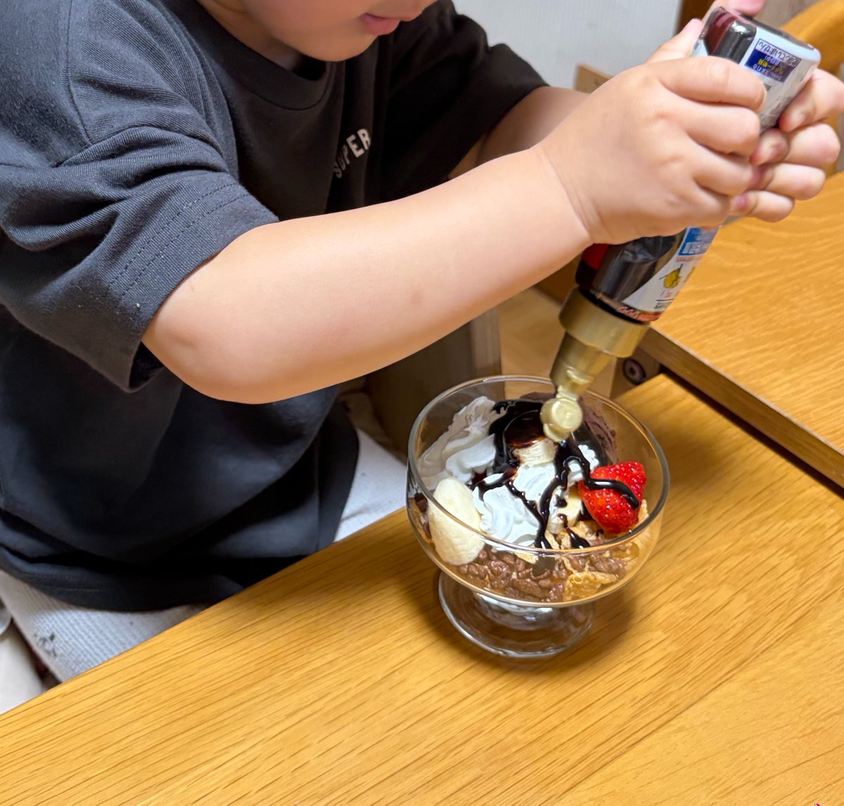 お昼食べてから公園行って帰ってきておやつに子供らとパフェ作った🍨♡