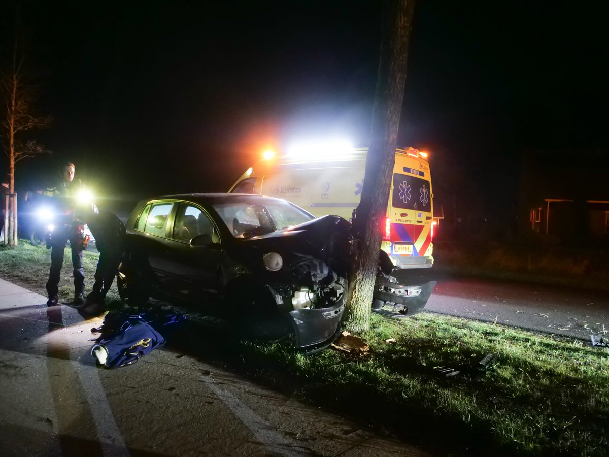 Auto botst tegen boom in Joure