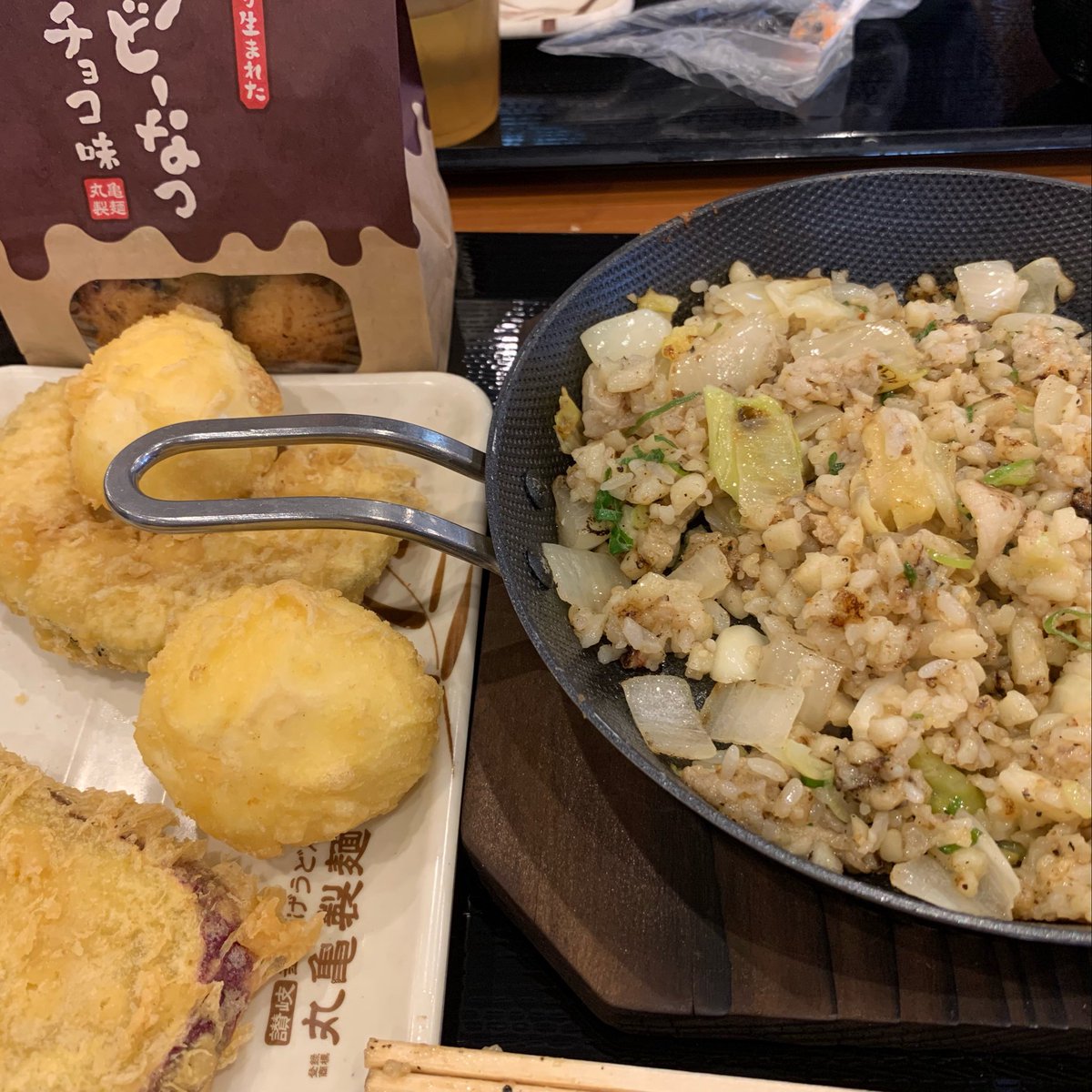 丸亀製麺行って『焼きうどんめしねぎ塩味』食べた‼️
え？
どこにうどん入ってるの？
(｡• . •｡) ??
でもおいしかったから今度家でも作ってみよー🌟
『うどーなっつ』初めて食べたけどモチモチしておいしかった·͜·ᰔ