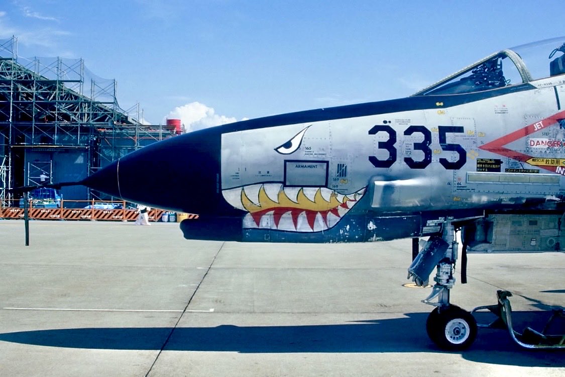 0w2pmY8c6oJ292i's tweet photo. 空自のF-4で一番最初にシャークティースを描いたのが303SQで81年戦競に小さいノコギリ状のものでしたがその後、戦競の度に本格的なデザインのシャークティースを描いて84年まで4連勝を達成しました
上から81.82.85.86年塗装
 #第303飛行隊50周年
 #小松基地 https://t.co/nh0qwd6Xcc