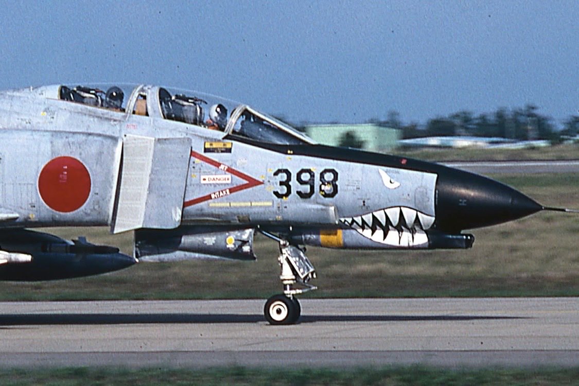 0w2pmY8c6oJ292i's tweet photo. 空自のF-4で一番最初にシャークティースを描いたのが303SQで81年戦競に小さいノコギリ状のものでしたがその後、戦競の度に本格的なデザインのシャークティースを描いて84年まで4連勝を達成しました
上から81.82.85.86年塗装
 #第303飛行隊50周年
 #小松基地 https://t.co/nh0qwd6Xcc