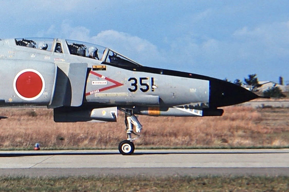 0w2pmY8c6oJ292i's tweet photo. 空自のF-4で一番最初にシャークティースを描いたのが303SQで81年戦競に小さいノコギリ状のものでしたがその後、戦競の度に本格的なデザインのシャークティースを描いて84年まで4連勝を達成しました
上から81.82.85.86年塗装
 #第303飛行隊50周年
 #小松基地 https://t.co/nh0qwd6Xcc