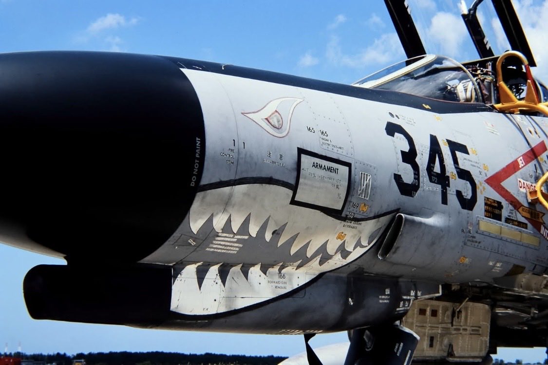 0w2pmY8c6oJ292i's tweet photo. 空自のF-4で一番最初にシャークティースを描いたのが303SQで81年戦競に小さいノコギリ状のものでしたがその後、戦競の度に本格的なデザインのシャークティースを描いて84年まで4連勝を達成しました
上から81.82.85.86年塗装
 #第303飛行隊50周年
 #小松基地 https://t.co/nh0qwd6Xcc