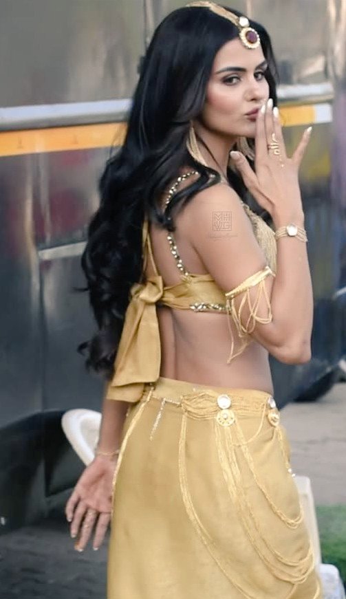 The way everyone ranting about dragon costume accha hain..that costume has nothing called "beautiful" R is not even looking like dragon more like it's bahayankar Pari from balveer😭 On the other hand this is our NAAGIN and her BODY TEA that  buzz the whole internet. JLS FRM WHO?!