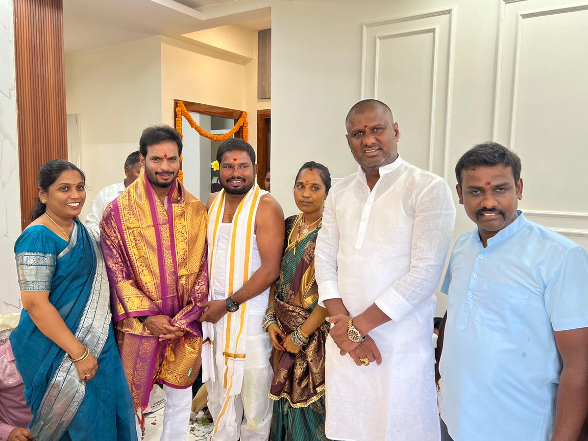 Raviyadav_bjp's tweet image. మాదాపూర్ డివిజన్, ఇజ్జత్ నగర్ వీకర్ సెక్షన్ కాలనీ లో శ్రేయోభిలాషి సుధాకర్ గారి నూతన గృహ ప్రవేశ కార్యక్రమంలో పాల్గొనడం జరిగింది..

#Gruhapravesam #HouseWarming #NewHome #Madhapur #IzzatNagar #CommunityEvent #NewBeginnings #BJPTelangana #BJPLeaders #HappyMoments #ravikumaryadav