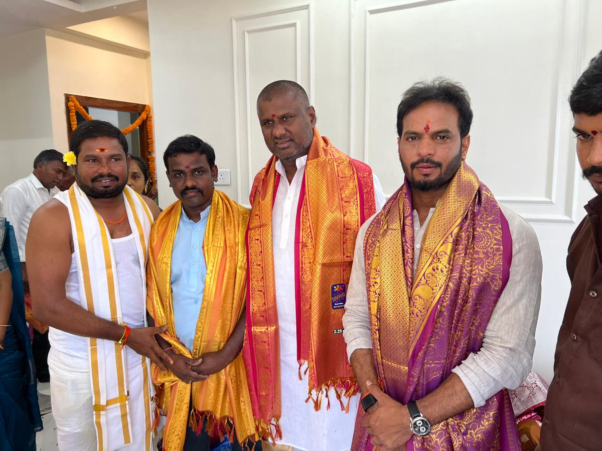 Raviyadav_bjp's tweet image. మాదాపూర్ డివిజన్, ఇజ్జత్ నగర్ వీకర్ సెక్షన్ కాలనీ లో శ్రేయోభిలాషి సుధాకర్ గారి నూతన గృహ ప్రవేశ కార్యక్రమంలో పాల్గొనడం జరిగింది..

#Gruhapravesam #HouseWarming #NewHome #Madhapur #IzzatNagar #CommunityEvent #NewBeginnings #BJPTelangana #BJPLeaders #HappyMoments #ravikumaryadav