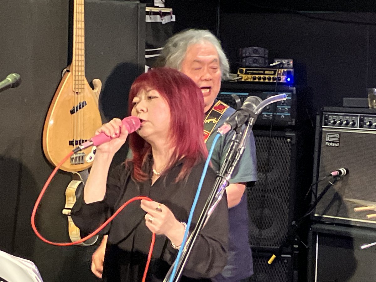 eitaro_movie's tweet image. #シュール の話②テクにも圧倒されましたが出演のROLLING HOTELもAZもみなさん輝くような表情で燃焼している姿が何より素晴らしく感動しました！好きなことやっている時の人間はいい顔しています！もう一つ驚いた事にこの会場に ＃どうしようもない10人 の ＃北川博康 監督がこのXでの情報を見て来場…