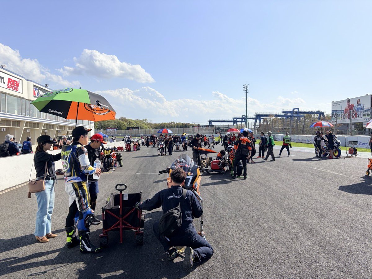 hide.n#77 tweet media