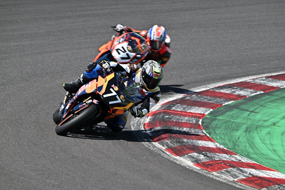 hide.n#77 tweet media