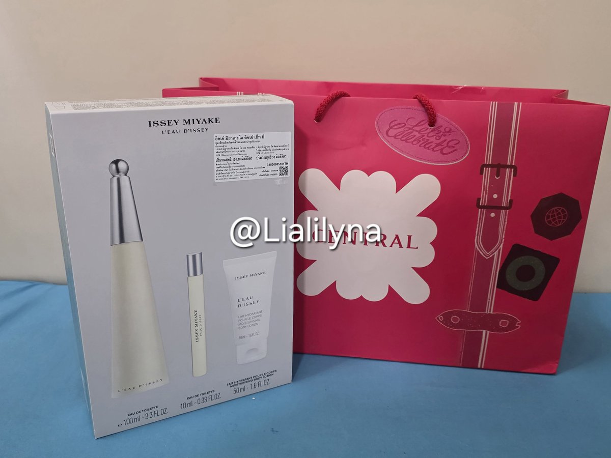 Lialilyna's tweet photo. ขายน้ำหอม มือ1
Issey Miyake 2025 
Happy Holiday Gift Sets  
ราคา 2,500THB รวมส่ง เพิ่มเติมได้ค่ะ

#ส่งต่อเครื่องสำอาง #ส่งต่อเครื่องสำอางค์ #ส่งต่อเครื่องสำอางมือสอง #ส่งต่อน้ำหอม #ส่งต่อสกินแคร์ #Issey #IsseyMiyake #ส่งต่อเสื้อผ้ามือสอง #ขายน้ำหอม https://t.co/QMbiohpNQF