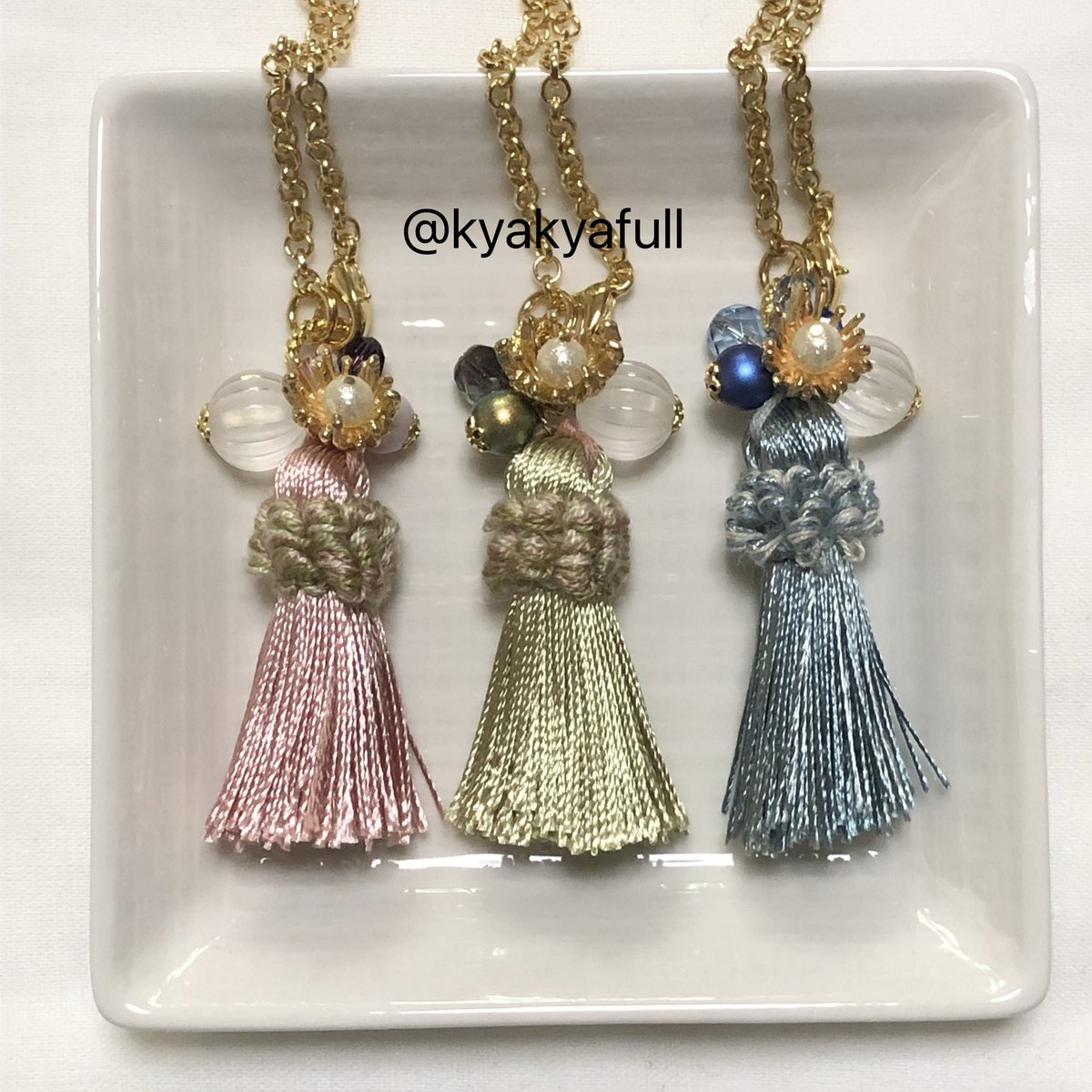 kyakyafull's tweet photo. 久々の浮上＆投稿🙌
タッセルでバッグチャーム作りました🙌
以前作ったもの(写真2枚目)の色違いバージョンです✨

#ハンドメイド好きさんと繋がりたい
#タッセル #ハンドメイドバッグチャーム
#kyakyafull https://t.co/otYxJncDkv