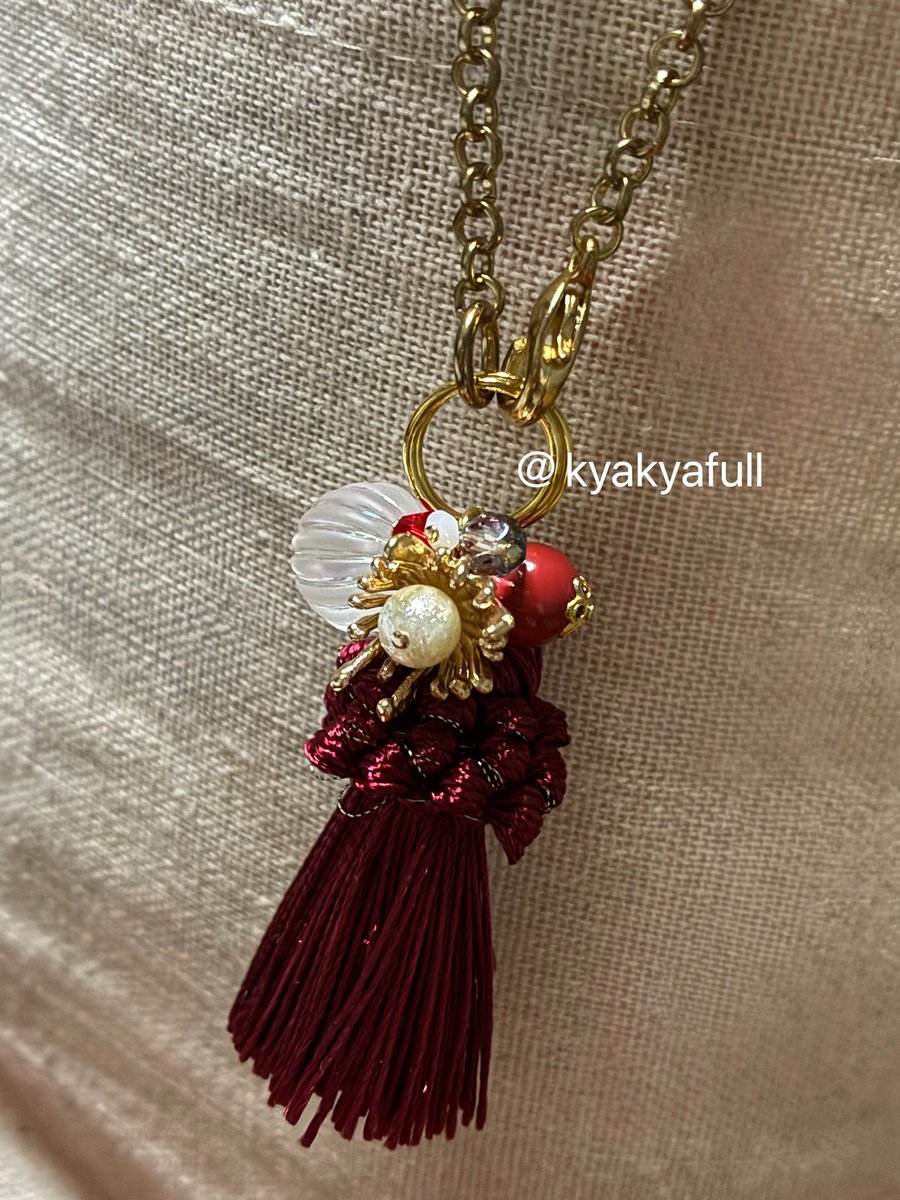 kyakyafull's tweet photo. 久々の浮上＆投稿🙌
タッセルでバッグチャーム作りました🙌
以前作ったもの(写真2枚目)の色違いバージョンです✨

#ハンドメイド好きさんと繋がりたい
#タッセル #ハンドメイドバッグチャーム
#kyakyafull https://t.co/otYxJncDkv