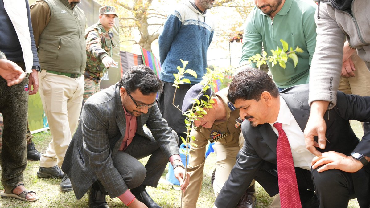 GujarShabnam's tweet photo. Kunan Poshpura, Kupwara is rewriting its story with resolve & reform. 🌱 3 lakh trees, women led livelihoods under #FLOWK, health initiatives & a united #NashaMuktBharat pledge driven by people, powered by determination. A true model of grassroots transformation. https://t.co/zYtQeOVUGI