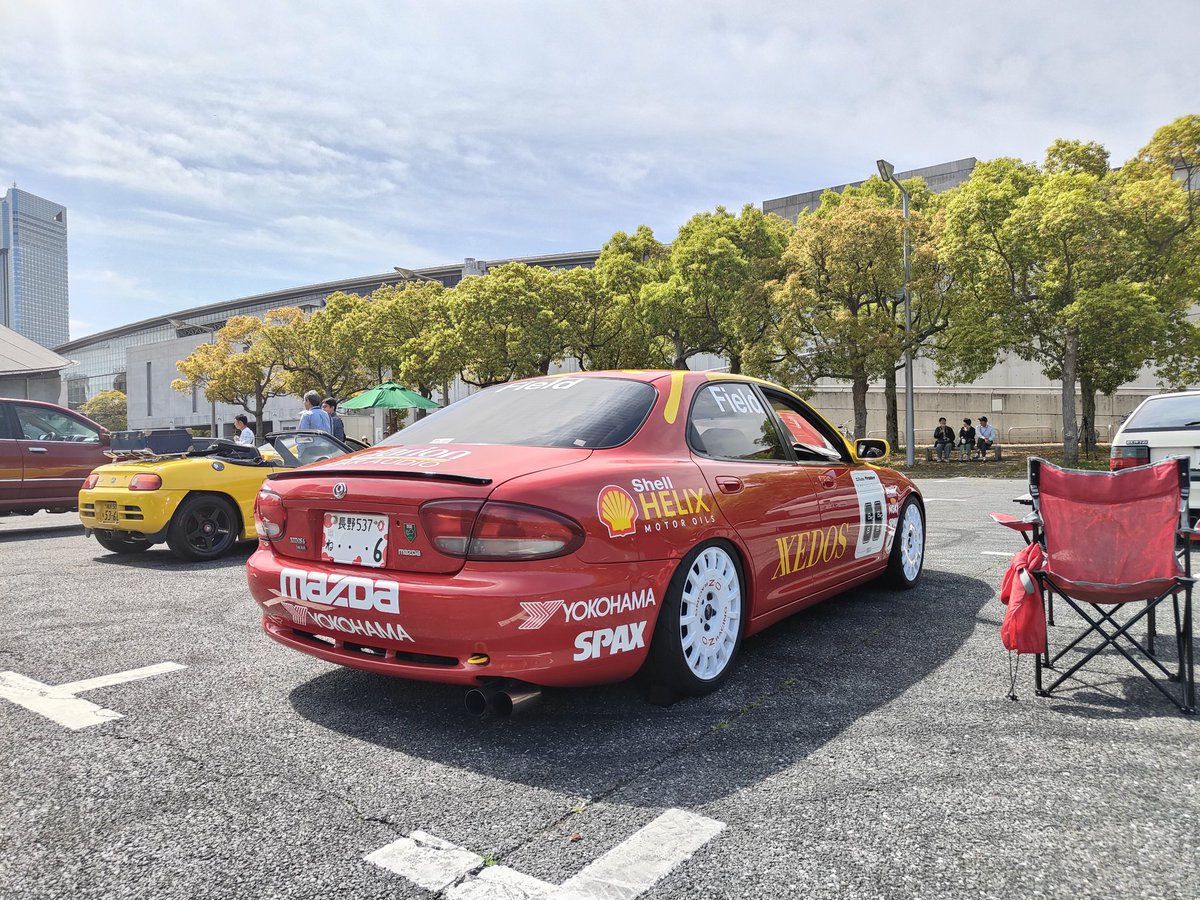 👨「今年のオートモビルカウンシルはマツダ出てないんだ…。」
👩「もっとマイナーなマツダ車を見たい…。」
と、思われたそこの貴方。
安心してください！外でやっている偏愛オーナーミーティングで僕のユーノス500と握手できます！！