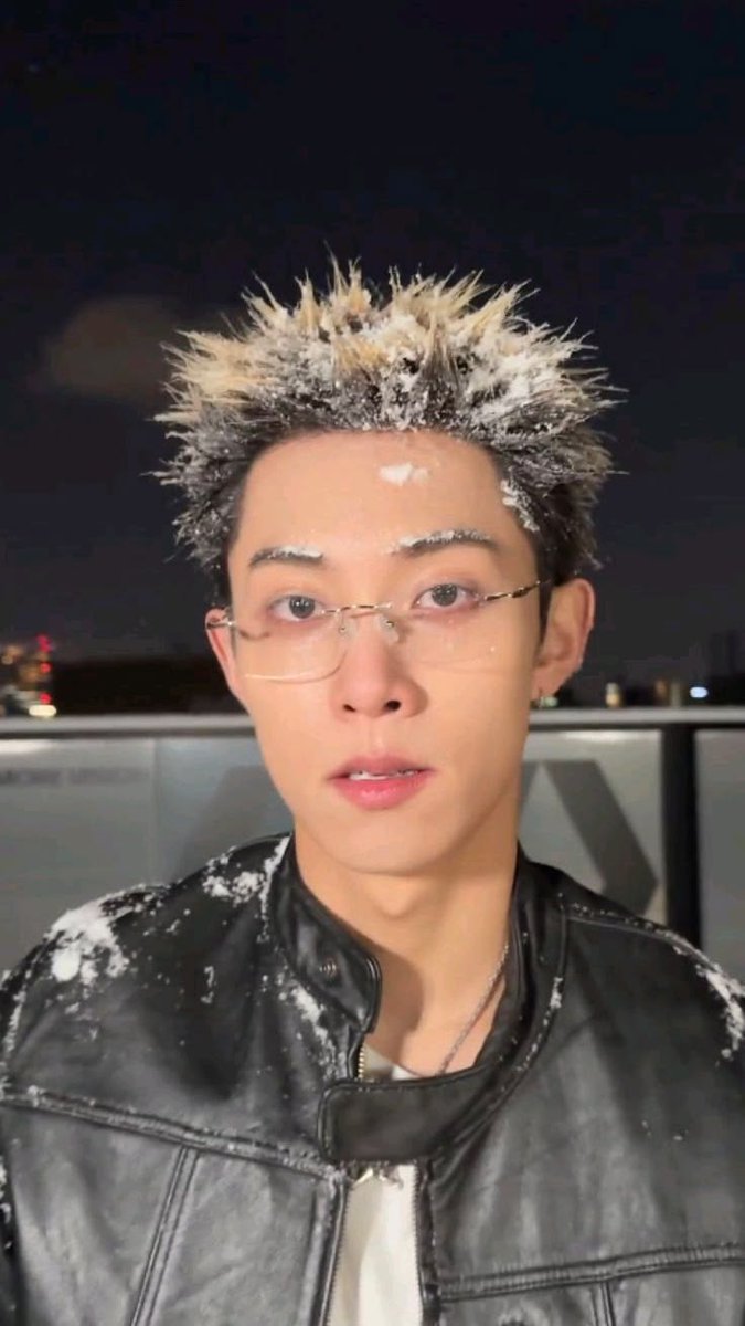 shottyryul's tweet photo. cómo así queee RYUL BLACK HAIR LO AMOOO, pero porfsvor lo que era con el pelo desteñidoooo, es como ese ex que no se supera, dios mío volve.

#ryul #lngshot #kpop https://t.co/32u1LkxryE