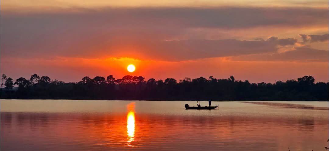 PaulFox13's tweet image. Lots of haze/smoke around this evening due to wildfires. 📷 Gordon Silver along the Braden River. #Florida #Sunset