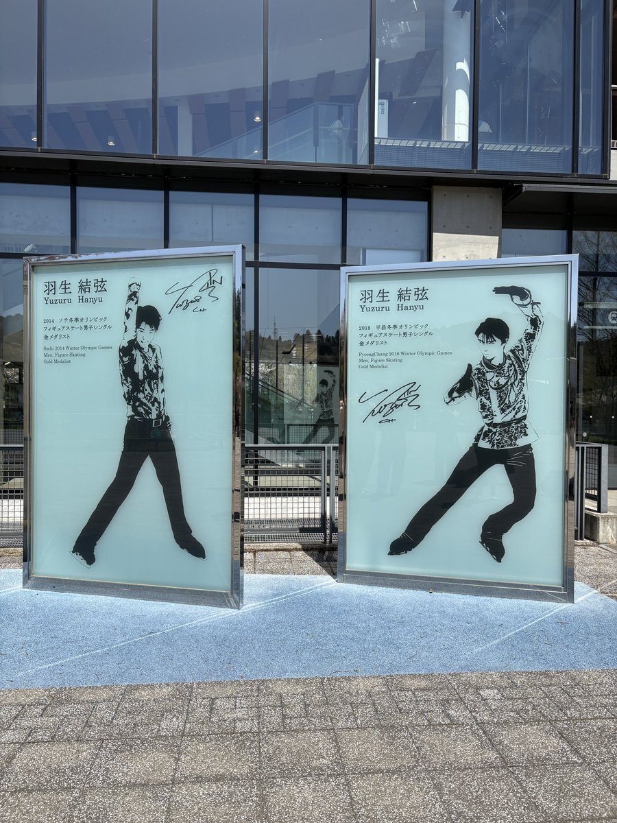 jimetheunicorn's tweet photo. Lots of fans coming and taking pictures at International Center 😍🤍
#FanyusinSendai
#HanyuYuzuru https://t.co/bSgtQ5WN6d