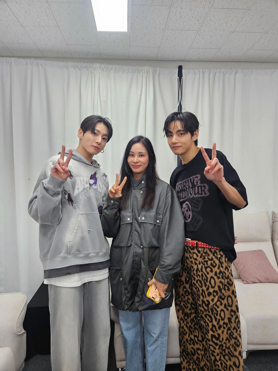 Jungkook em atualizações das atrizes Ko Soyoung e Jo Soomin via