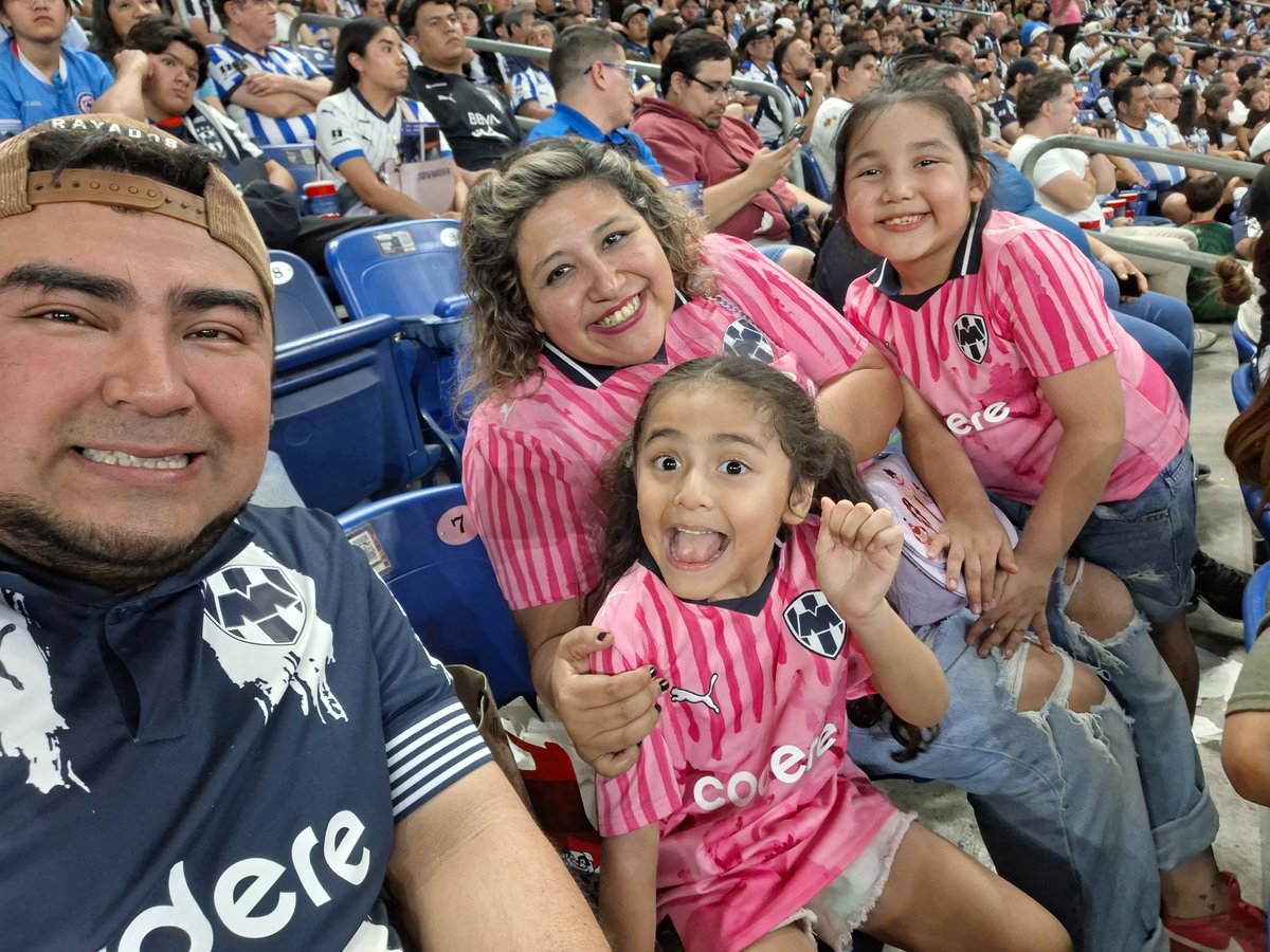 elraphy1's tweet photo. @TUDNMEX @MiCanal5 @VIX #SabadoFutbolero https://t.co/fcK8LwODA6