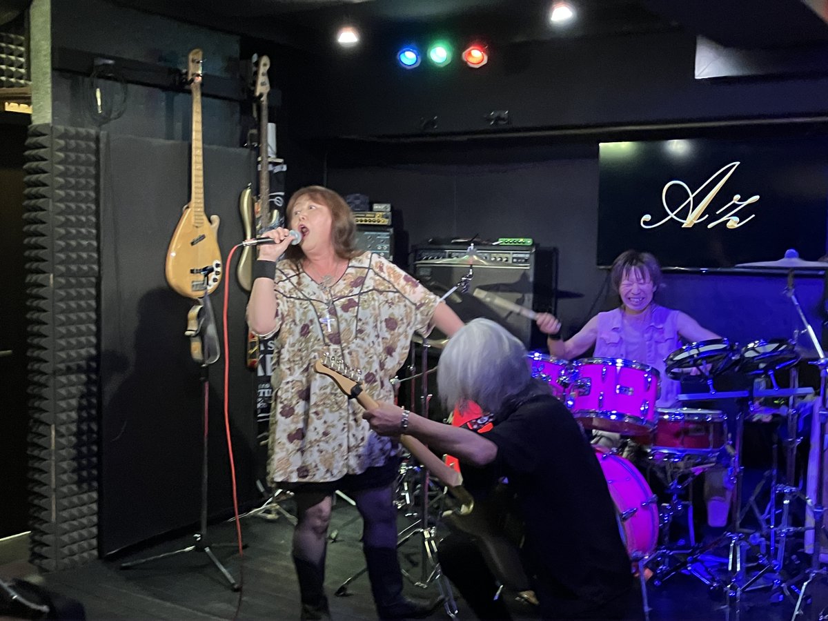 eitaro_movie's tweet image. #シュール の話②テクにも圧倒されましたが出演のROLLING HOTELもAZもみなさん輝くような表情で燃焼している姿が何より素晴らしく感動しました！好きなことやっている時の人間はいい顔しています！もう一つ驚いた事にこの会場に ＃どうしようもない10人 の ＃北川博康 監督がこのXでの情報を見て来場…