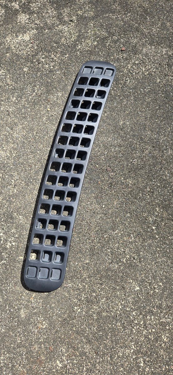 mtsslapin's tweet photo. 滅多に開けない所だからどんなになってるかと思ったけど思ってたよりマシだったかな😅

ついでに色を…これは旦那がしてくれた

再びつけ直してワイパーゴムもついでに替えて無事完成🥰

素人女でも簡単に出来たよ～😊 https://t.co/aiqQpambS2