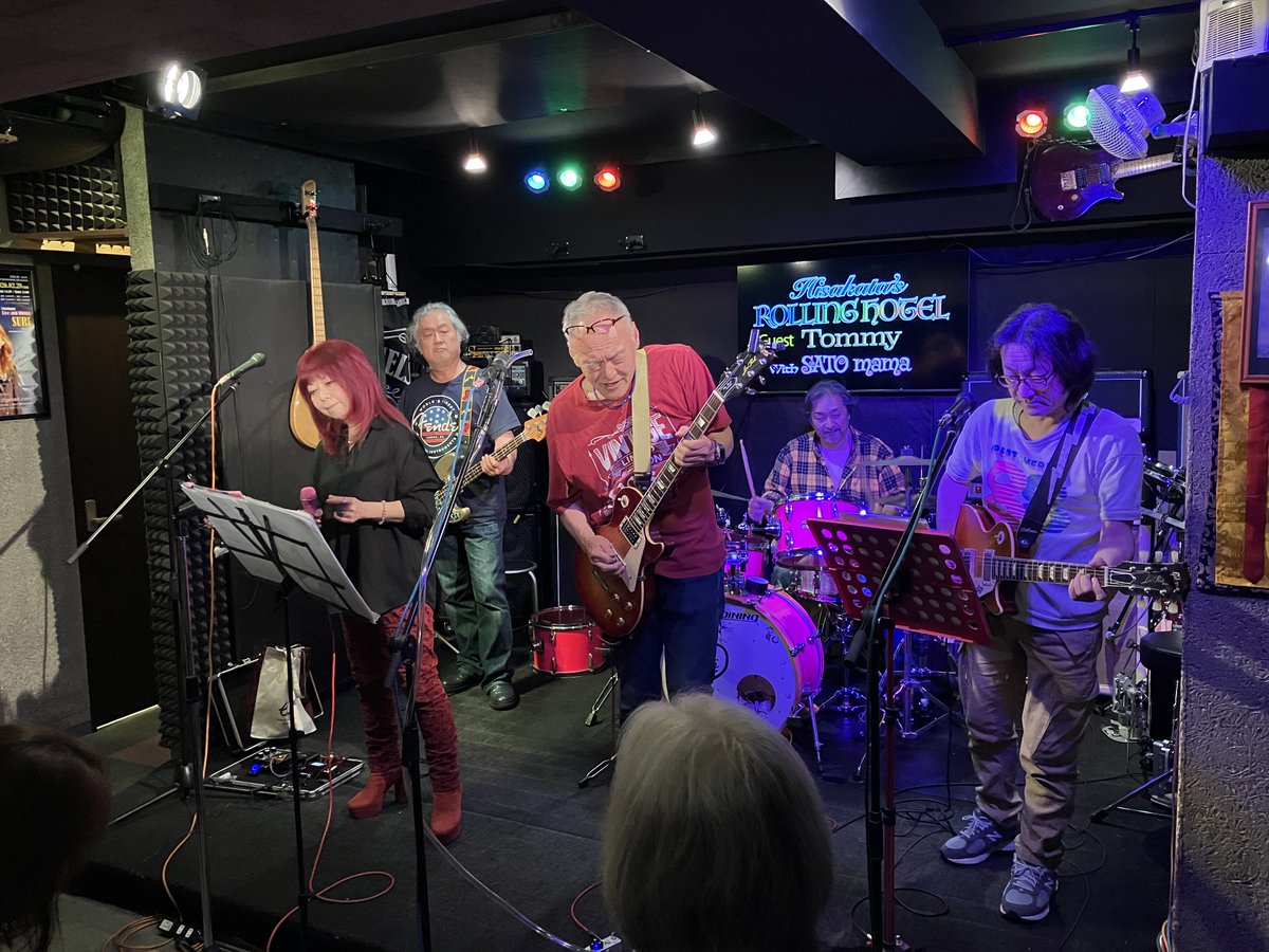 eitaro_movie's tweet image. #シュール の話②テクにも圧倒されましたが出演のROLLING HOTELもAZもみなさん輝くような表情で燃焼している姿が何より素晴らしく感動しました！好きなことやっている時の人間はいい顔しています！もう一つ驚いた事にこの会場に ＃どうしようもない10人 の ＃北川博康 監督がこのXでの情報を見て来場…