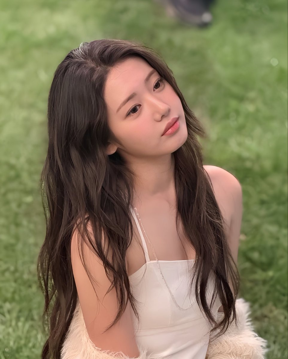 roraarchive's tweet photo. just look at her https://t.co/vP3u3KQAFw