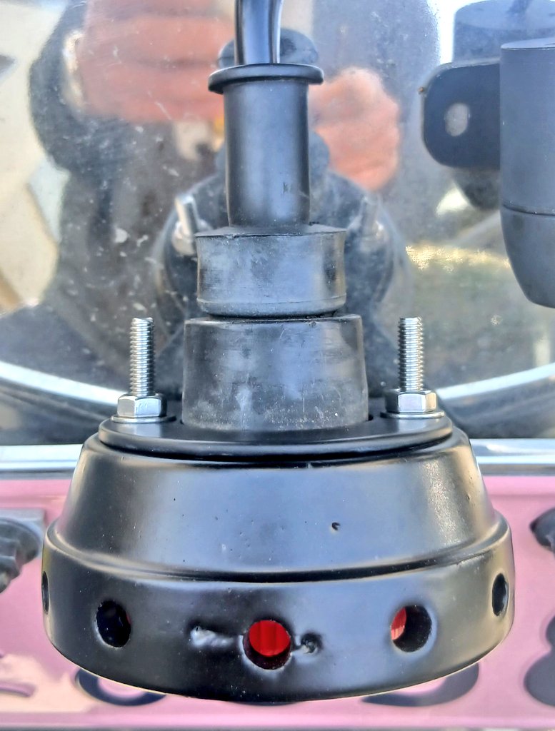 7280yu_ri's tweet photo. 気づいたらテールランプステー外れてた💦
ホームセンターにボルト買ってなおったけど…

今度は外れないように強くしめたらランプカバーわれた⤵️

次はそろそろオイル交換だな～ https://t.co/piki6mr5kQ