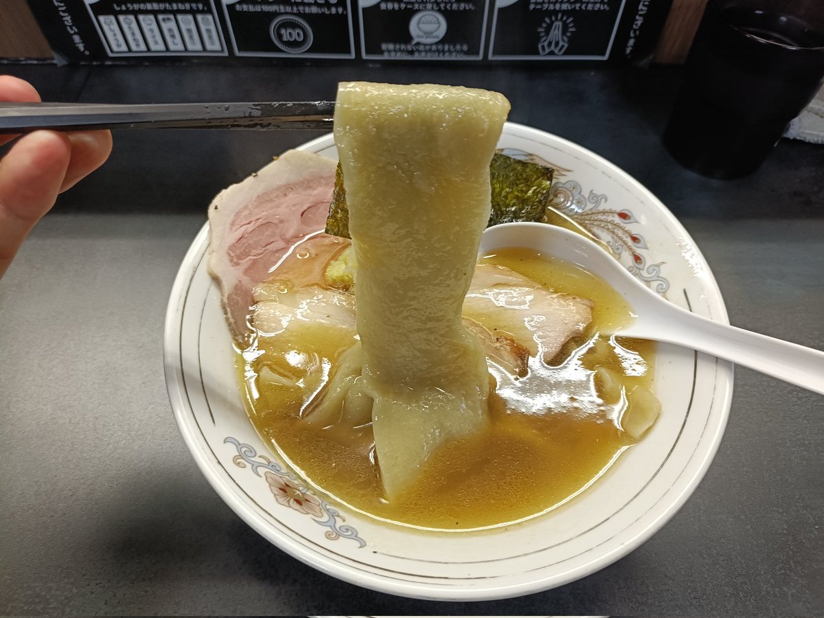 t_sfc4's tweet photo. 飯能市  #flourworks 
しょうが肉増し
朝イチ息子の用事がありタイミングサイコーな時間だったので息子と2人で🤤
先客3人で待ち無く入店︎︎👍
しょうがを溶かす前に旨みたっぷりなスープを味わい超超超極太麺をすすり込む(すすれない🤣)
吊し豚もギュッと肉の味が凝縮されて美味～♡
ご馳走様でした🙏 https://t.co/QHCUlLYDUP
