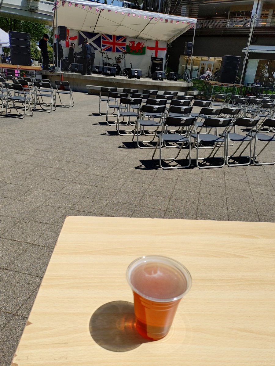 流山おおたかの森
森のまち広場
らいざちゃんとちかさんのライブに来ました
とてもよかった
この後、14時半からもあるようです。
ビール日和
最高！