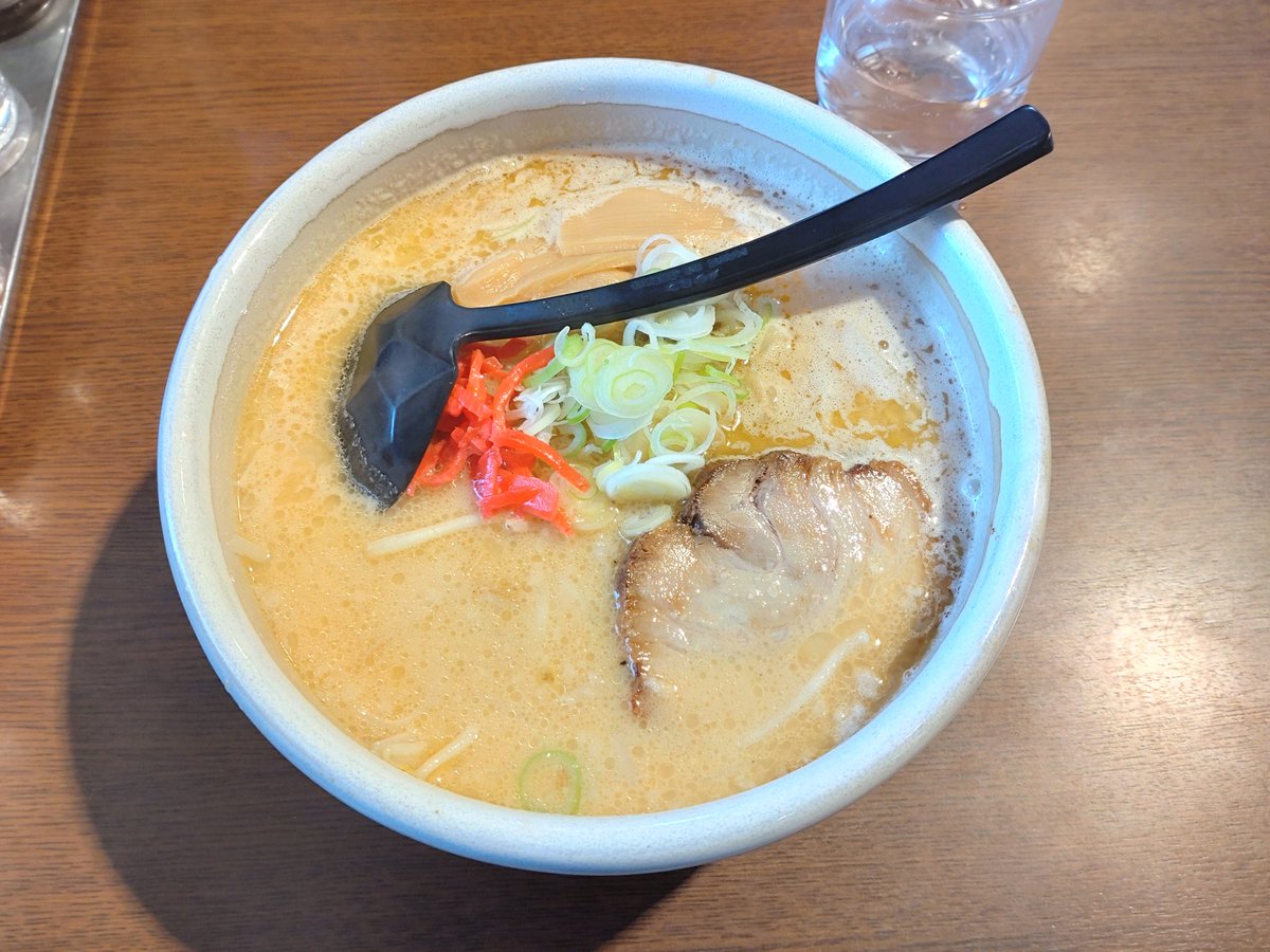 dsc11esquire's tweet photo. 久々に来た大好きならーめん屋🍜
味噌らーめんのみってのが良い👀
特にこのとんこつみそとミニ生姜焼き丼がお気に入り😋 https://t.co/9OURtc17gx