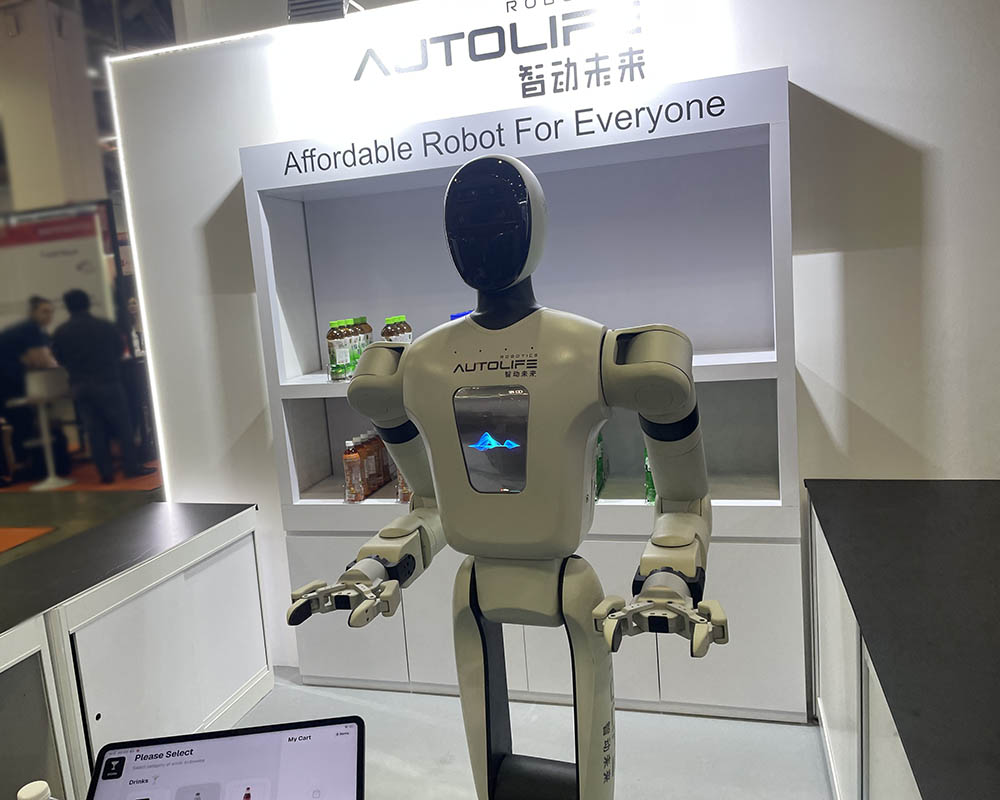 paaliq's tweet photo. This robot obeys your every command. 
#gitex https://t.co/9s5mtRToQf