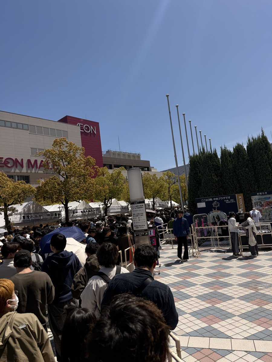 heihei0079's tweet photo. 1時間並んでようやくここまで来たぞー！

タオル無くなってて辛い😭#aespa_SYNK_aeXISLINE https://t.co/Ya9O1KsKhi