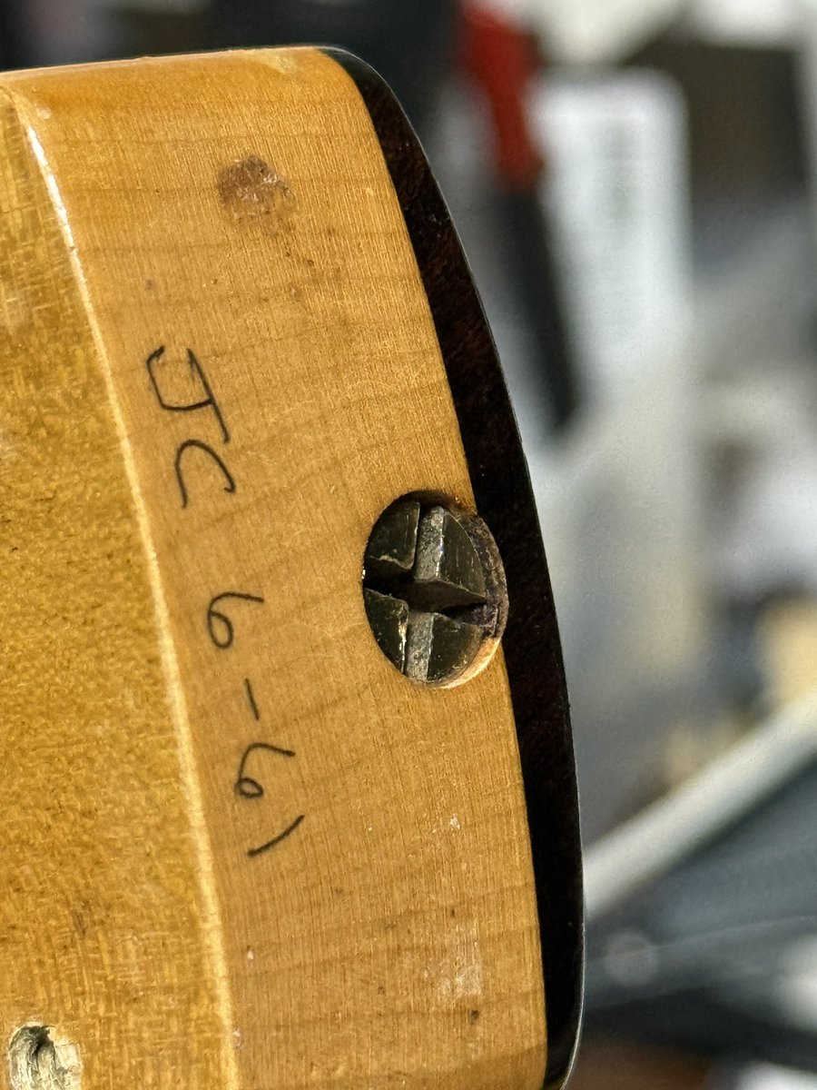 keimsd's tweet image. こちらは #Fender ジョン・クルーズのマスタービルド。ヴィンテージへのリスペクトを感じるデイト（？）の書き方で、ビルダーにより個性が出るところです。

おはようございました。